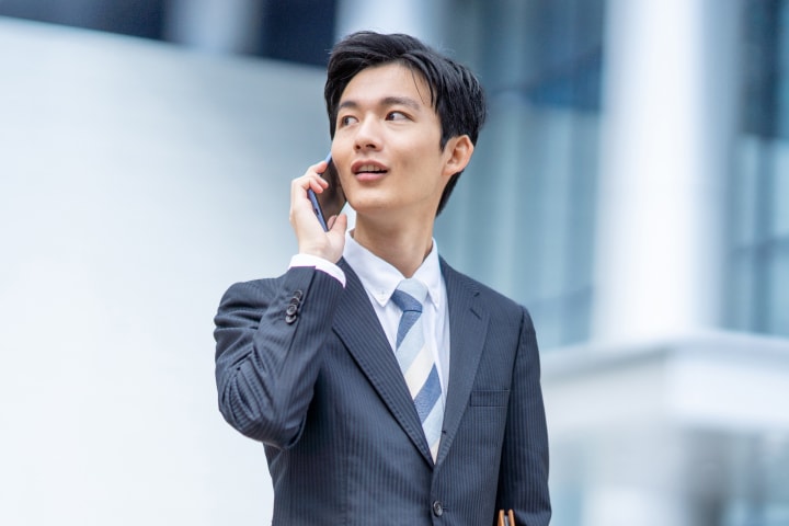 電話をしている男性