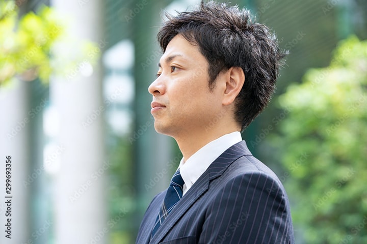 スーツを着た男性