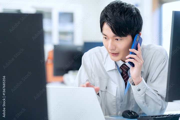 電話をしている男性