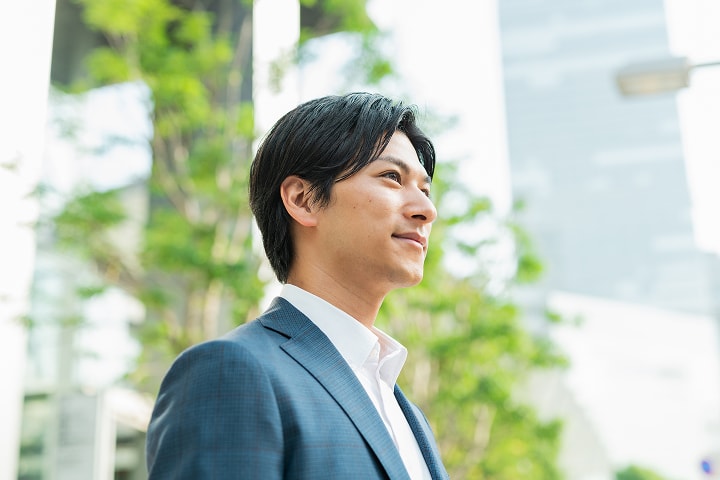 スーツを着た男性
